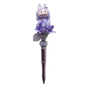 Pen met paarse bubu en bloem met licht